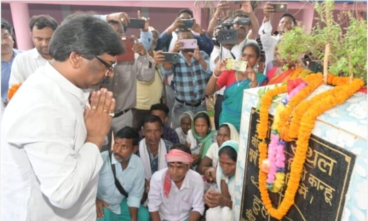 हुल क्रांति के दिवस पर मुख्यमंत्री हेमंत सोरेन साहिबगंज में शहीदों को श्रद्धांजलि दी इस अवसर पर सिद्धू कानू की प्रतिमा पर माल्यार्पण भी किया। इस दौरान उन्होंने कहा कि सिद्धू कानू ,चांद भैरव और फूलों झानू समेत कई अन्य पराक्रमी के सौर्य और साहस का स्मरण कराता है जिन्होंने अन्याय के खिलाफ लड़ने में अपना सारा जिंदगी न्योछावर कर दिया। उनके संघर्ष की यह गाथा हमारे राज्य के लोगों को सदैव अन्याय के प्रति लड़ने के लिए प्रेरित करते रहेगी।