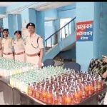 पश्चिम चंपारण के मझौलिया पुलिस को भारी सफलता मिली जब 578 पीस नेपाली कस्तूरी यानी 173 लीटर नेपाली शराब सहित टाटा विस्टा 2005 एम 0395 को जप्त किया। थाना अध्यक्ष अभय कुमार ने बताया कि गुप्त सूचना के आधार पर की गई पुलिस की कार्यवाही में नेपाल से कार में लाई जा रही नेपाली कस्तूरी शराब को, थाना क्षेत्र के रुहुई पंचायत स्थित वार्ड नंबर 5 में तैनात पुलिस बल ने धर दबोचा। हालांकि इस कार्रवाई में चालक और तस्कर गाड़ी छोड़ भागने में सफल रहे। थाना अध्यक्ष ने बताया कि चालक पर तस्कर की पहचान कर ली गई है दोनों थाना क्षेत्र के सांवरिया पंचायत निवासी है पुलिस हरसंभव पर छापामारी कर रही है।
