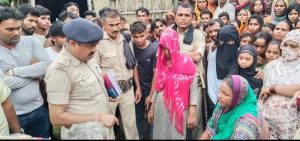 लौरिया थाना क्षेत्र के बेलवा लखनपुर पंचायत के मौला नगर गांव में एक 7 वर्षीय बच्चे की संदिग्ध स्थिति में मौत हो जाने का मामला प्रकाश में आया। लड़के की मां ने ,सौतेली मां पर तकिया से मुंह पर दबाकर हत्या करने का आरोप लगा रही है। घटना मंगलवार की दोपहर की बताई जाती है ।हालांकि अब तक थाना में आवेदन नहीं आ पाया है ।मौके पर पहुंची लोरिया पुलिस द्वारा, शव को पोस्टमार्टम के लिए बेतिया भेजने की तैयारी कर रही है। 
मिली जानकारी के अनुसार मौला नगर गांव के आरस मियां का एकमात्र पुत्र ,जो जेसीबी का ड्राइवर है ,की दो शादियां हुई थी।
पहली शादी योग पट्टी थाना क्षेत्र के सेहुदहवा गांव में तमन्ना खातून से करीब 10 वर्ष पहले हुई थी, जिससे तमन्ना के दो बेटे का जन्म हुआ जो, एक 7 वर्ष का और एक 5 वर्ष का है।
अभी हाल ही में तमन्ना का सोहर मौकिम मियां ने दूसरी शादी बाहर में कर लिया और नई बीवी को घर में भी लेकर आ गया । इससे नाराज होकर पहली बीवी अपने दोनों बच्चों को यही छोड़ मायके में रहने लगी। 
उसकी पत्नी का कहना है कि आज किसी ने फोन कर बताया कि तुम्हारे बच्चे की मौत हो गई है, इस संबंध में थाना अध्यक्ष कैलाश कुमार ने बताया कि 7 वर्ष के बच्चे की मौत हुई है, इसे पोस्टमार्टम को बेतिया भेजा जा रहा है ।अभी किसी ने कोई आवेदन नहीं दिया है ,फिर भी घटना की जांच की जा रही है।
 आवेदन मिलते ही उचित कार्रवाई की जाएगी।