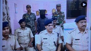 झारखंड। खूंटी पुलिस ने एक बड़ी सफलता हासिल करते हुए, प्रतिबंधित उग्रवादी संगठन पीपल्स लिबरेशन फ्रंट ऑफ़ इंडिया के एरिया कमांडर फगुआ दास उर्फ श्रवण दास को गिरफ्तार कर लिया। फगुआ दास के पास से देसी कट्टा , कारतूस एवं पीएलएफआई के पर्चा के अलावा मोबाइल फोन भी बरामद हुआ। पुलिस ने आज प्रेस कॉन्फ्रेंस कर इसकी जानकारी दी।
तोरपा के एसडीपीओ ओमप्रकाश तिवारी ने पत्रकारों को बतलाया कि रनिया थाना क्षेत्र के वीरता पहाड़ी क्षेत्र से फगुआ दास को गिरफ्तार किया गया है। गुप्त सूचना मिली थी कि पीएलएफआई  का एरिया कमांडर श्रवण दास वीरता के जंगल में छुपा हुआ है जो किसी आपराधिक वारदात का अंजाम देने की फिराक में लगा हुआ है। इससे की पहले वह अपनी योजना में सफल हो पता पुलिस ने उसे धर दबोचा।
पुलिस के अनुसार पिछले कुछ समय से श्रवण दास अपने क्षेत्र में काफी सक्रिय था और संगठन को फिर से मजबूत करने का प्रयास कर रहा था। गिरफ्तार एरिया कमांडर निशितपुर सदन टोली, थाना रनिया का रहने वाला है। उसके खिलाफ विभिन्न थानों में कई केस दर्ज हैं।
छापेमारी दल में सीडीपीओ ओमप्रकाश तिवारी, पुलिस निरीक्षक विजय सिंह ,तपकरा के थाना प्रभारी रंजीत किशोर, रनिया थाना प्रभारी सत्यजीत कुमार, रनिया थाना के पुलिस अवर निरीक्षक निशांत कुमार और संदीप कुमार के अलावा सशस्त्र बल के जवान शामिल थे।