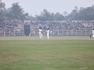 बिहार और मुंबई के बीच रणजी ट्रॉफी का मैच पटना के मोइनुल हक स्टेडियम में खेला जा रहा है मैच की समाप्ति तक मुंबई की टीम में 9 विकेट पर 235 रन बना लिए थे। चार दिनों तक चलने वाली इस मैच के पहले दिन 67 ओवर का मैच खेला जा। खराब रोशनी की वजह से 67 ओवर के बाद मैच को रोक दिया गया।
इससे पहले बिहार में टॉस जीतकर क्षेत्र आरक्षण करने को चुना और यह फैसला सही साबित हुआ। मैच के पांचवी ओवर में ही वीर प्रताप सिंह ने मुंबई के ओपन बल्लेबाजी जय को सरमन के हाथों कैच करा कर मुंबई को पहला झटका दिया।