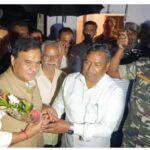 29 जून को रात्रि में असम के मुख्यमंत्री शहर झारखंड विधानसभा चुनाव के प्रभारी माननीय हेमंत विश्व का शर्मा खूंटी के पूर्व ग्रामीण विकास मंत्री एवं वर्तमान विधायक नीलकंठ सिंह मुंडा से मुलाकात करने उनके घर पहुंचे यह भेंट मुलाकात के साथ-साथ चुनावी गतिविधियों की जानकारी भी ली गई और संगठन को कैसे मजबूत किया जाएगा इसको लेकर लंबे समय तक रात्रि में चर्चा किया गया मौके पर अन्य जिलों के माननीय विधायक भी उपस्थित रहे।