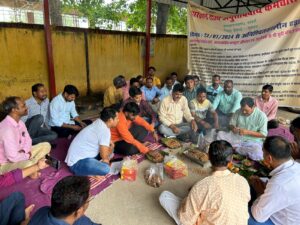 झारखंड राज्य अनुसचिवीय कर्मचारी संघ समाहरणालय संवर्ग जिला इकाई गुमला  द्वारा आज हड़ताल के 17वे दिन अपने नव सूत्री मांगों की पूर्ति हेतु सरकार का ध्यान आकृष्ट करने एवं हृदय परिवर्तन हेतु कचहरी परिसर में धरना स्थल पर  पुजा अर्चना एंव हवन किया गया, श्री अजित कुमार चौधरी के द्वारा बताया गया कि सरकार जब तक हमलोगो की माँग पूरा नहीं करेगी हमलोग पूर्ण  रूपेण हड़ताल में ही रहेंगे, विष्णु चरण भगत के द्वारा बताया गया की यदि सरकार  सकारात्मक पहल नहीं करती है तो आंदोलन और तीव्र गति से किया जायेगा, सुनील कुमार साहू के द्वारा बताया गया की सरकार निश्चित रूप से झुकेगी और हमारी मांगे को देने हेतु विचार करेगी, युवा वर्ग के कर्मी के द्वारा बताया गया की अभी तो हमलोग शुरुआत किए है अभी पूरा ऊर्जा बाकि है, आगे की रणनीति इससे भी बड़ा होगा ताकि सरकार को निश्चित रूप से झुकना पड़ेगा,   जिसमें जिला अध्यक्ष योगेंद्र गोप के साथ-साथ संघ के जिला सचिव श्री प्रकाश चंद्र भगत  श्री त्रिभुवन नाथ निराला, राकेश किण्डो, अजित कुमार चौधरी, दिनेश कुमार गोप, शैलेश साहू, राकेश रविंद्र, विष्णु चरण भगत, दिनेश्वर भगत , अभिषेक वर्मा,अंकिता कुमारी, सदानन्द, रूपा कुमारी, संजय गोप, सुनील साहू, पिंकी तिर्की, अर्पणा कुमारी, निपुणता कुमारी, सोबरन साहू, कौशिक कुमार, शुभम कुमार, पंकज कुमार, हरेराम उरांव,  अभिजीत आनंद, पंकज कुमार   के साथ-साथ काफी संख्या में संघ के कर्मी गण उपस्थित हुए।