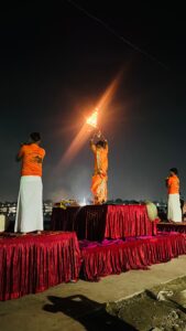 स्वामी विवेकानंद सरोवर 
सैकड़ो भक्तों ने मां गंगा की आरती में हुए शामिल ।
नमामि स्वर्णरेखा जोहर स्वर्ण रेखा के तहत
रविवार को रांची के ऐतिहासिक स्वामी विवेकानंद सरोवर के तट पर भव्य गंगा आरती का आयोजन किया गया
इस अवसर पर गंगायात्री श्री पीयूष पाठक जी के साथ श्री  कमल मिश्र एवं श्री राजन पाण्डेय जी डमरू , शंख, घंट एवं झाल गंगा आरती  की शोभा बढ़ा रहे थे । इस अवसर पर सभी भक्तों ने अपनी झारखंड की सभी नदियों तालाबों एवं अन्य जल के स्रोतों को स्वच्छ और सुंदर रखने का संकल्प भी लिया ।गंगा आरती का आयोजन प्रत्येक महीने के दूसरे रविवार को किया जाता है
इस आरती में मुख्य रूप से पंडित प्रमोद उपाध्याय, नेशनल ह्यूमन राइट्स एंड सोशल काउंसिल के राष्ट्रीय अध्यक्ष सिद्धार्थ जी , हर्ष तिर्की , हर्ष सिन्हा , रोहन सिंह , अभिजित मिश्रा , आयुष पाठक एवं कई गण्यमान्य  उपस्थित रहे ।